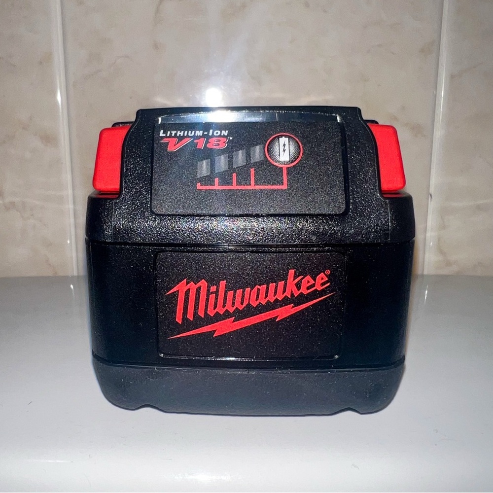 ❌SOLD❌ Milwaukee V18 Lithium-Ion Battery Charger (48-11-1830) - Picture 3 of 7